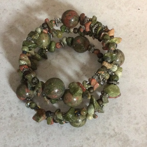 Green bead coil bracelet - Picture 2 of 5